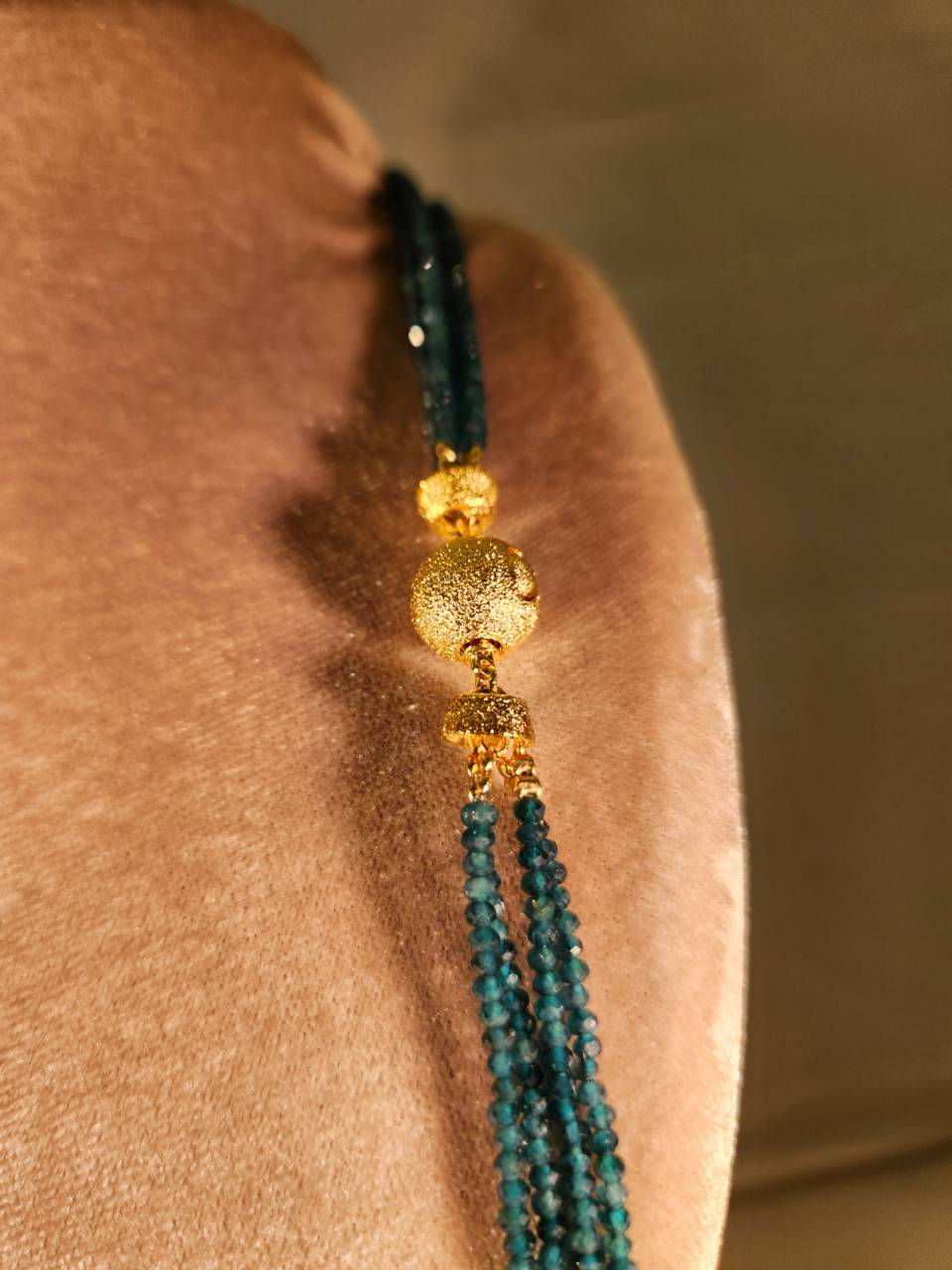 グランディディエライトの4連ビーズネックレス