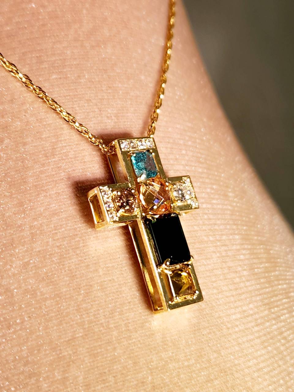 様々な石を組み合わせてクロスペンダントにジュエリーリフォーム