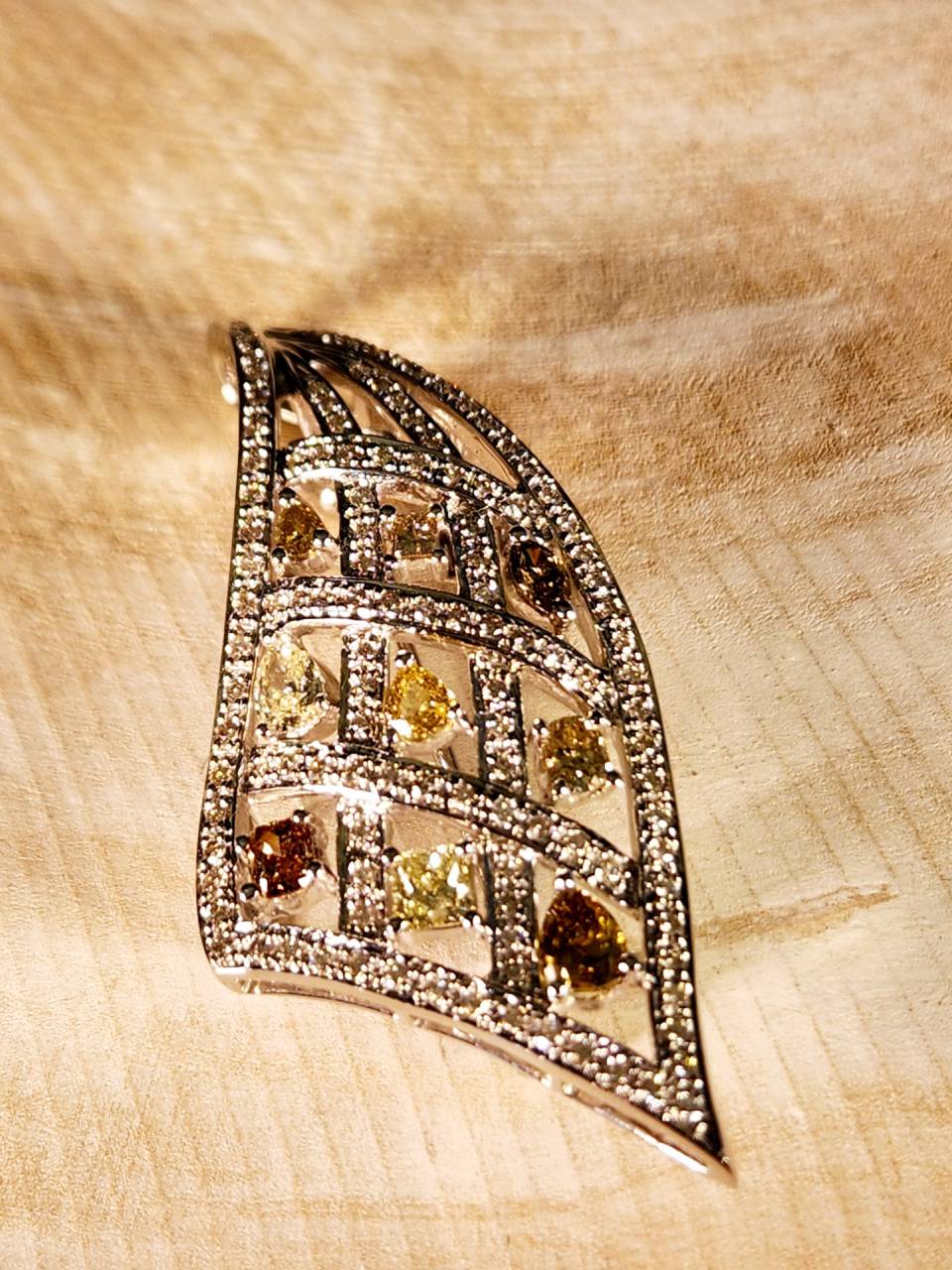 カラーダイヤのペンダント＆ブローチ