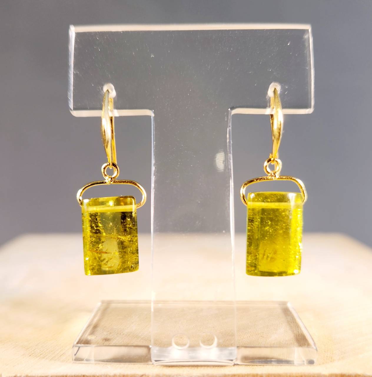 ライムトルマリンのアメリカンピアス