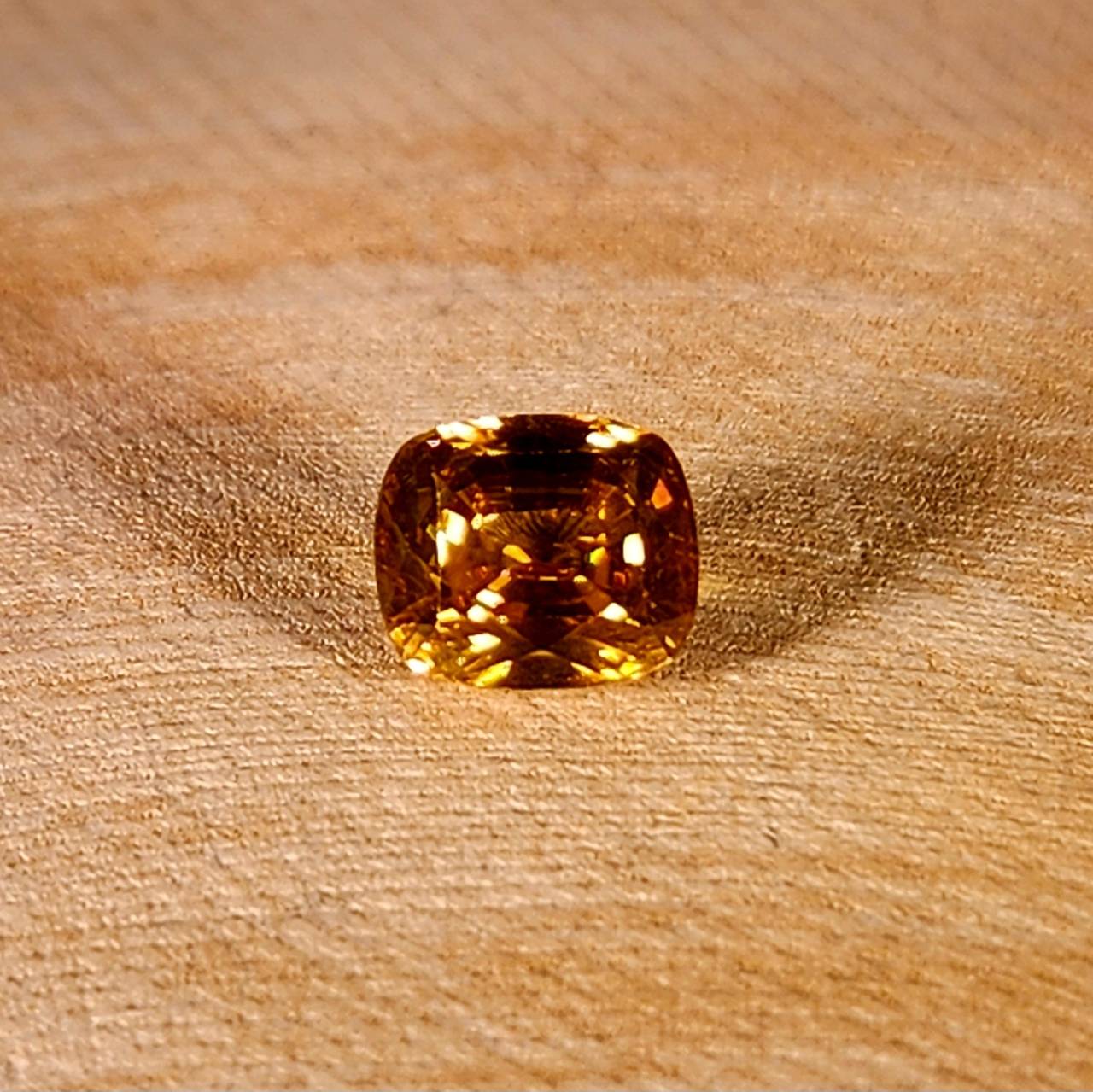 イエロージルコンの裸石が入荷