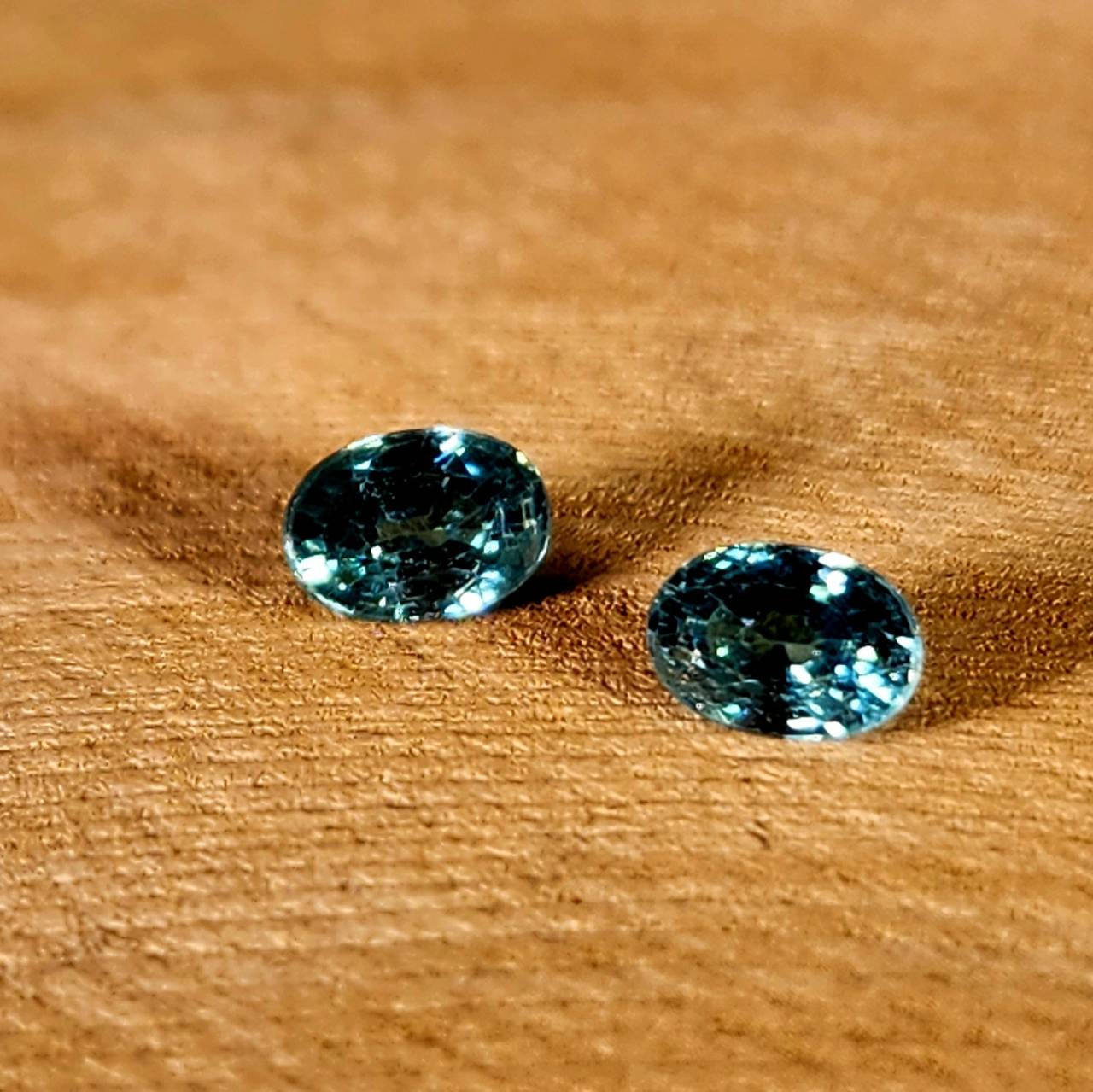 パライバみたいなブルージルコンのペア石
