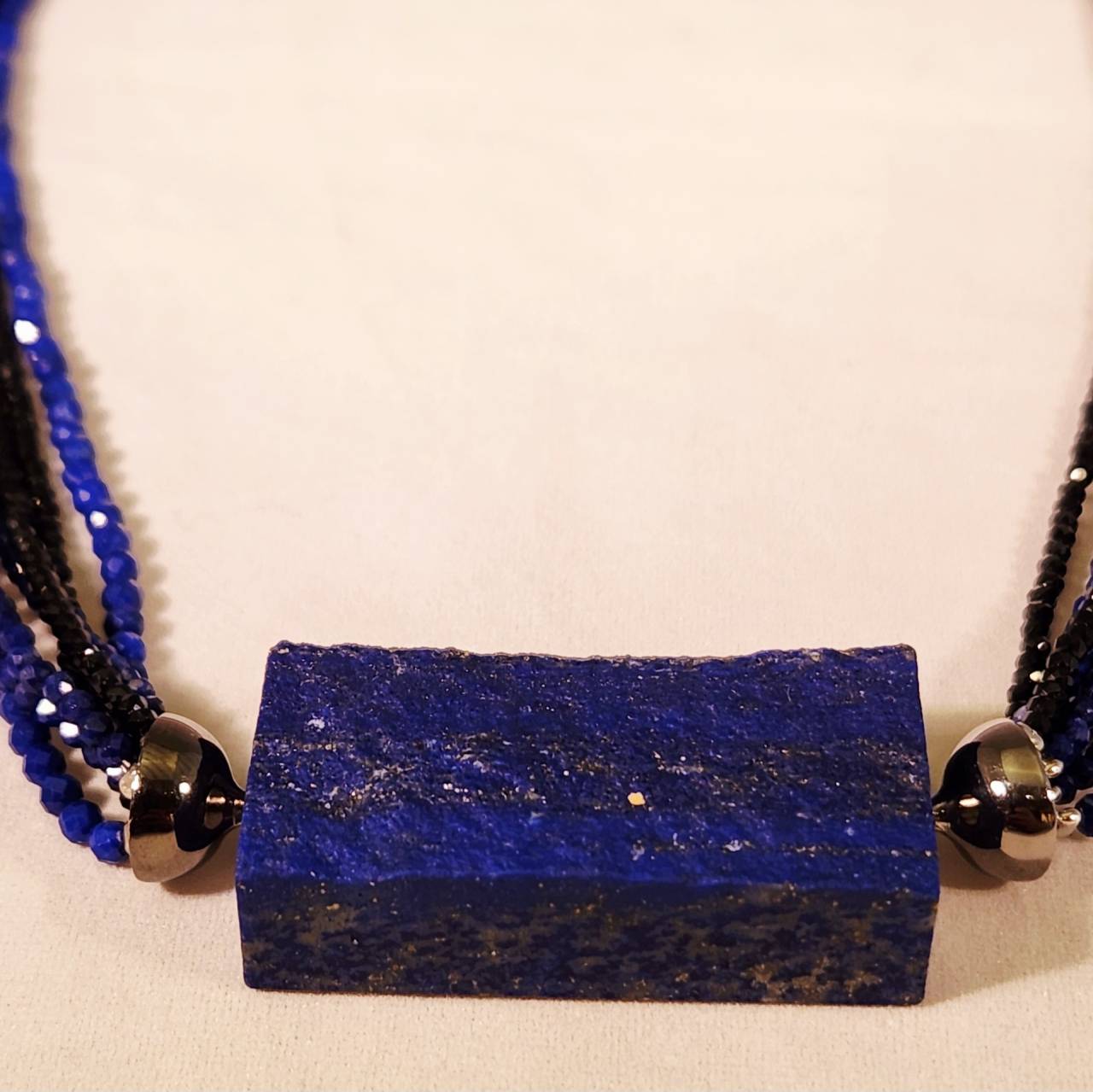 ラピス原石のクラスプ付きビーズネックレス
