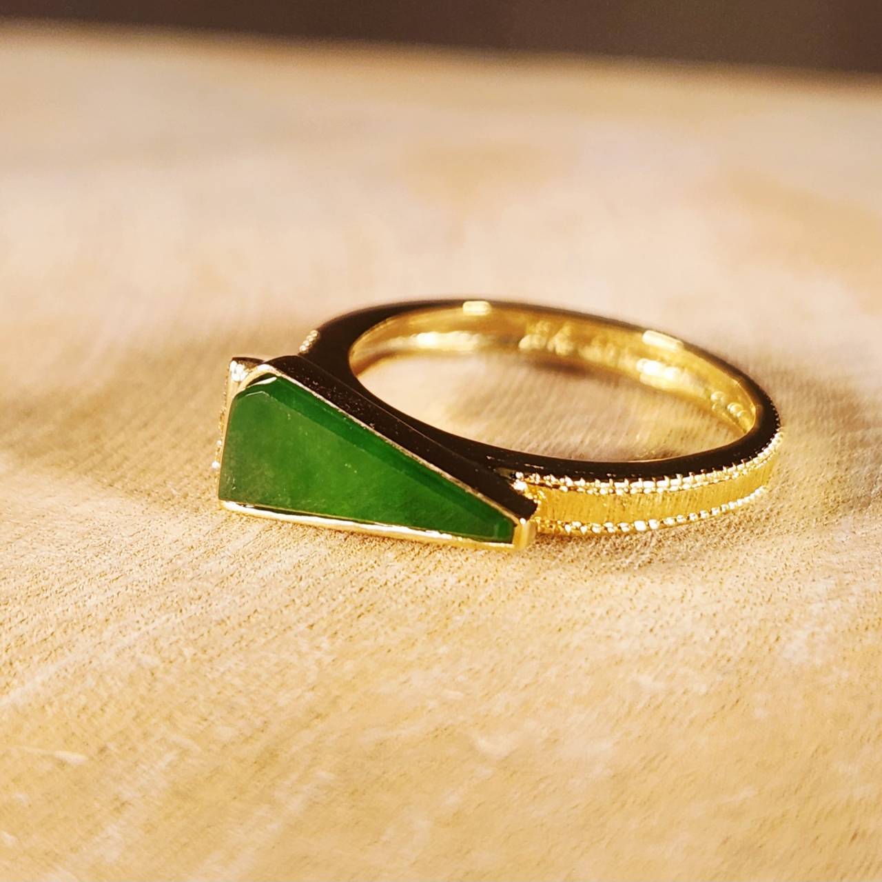 新作！モダンな最高級の翡翠リング