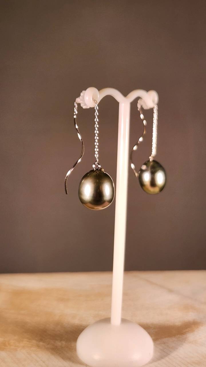 南洋真珠のモダンピアス